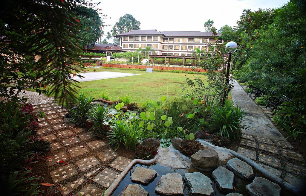Hotel Tropika Davao Luaran gambar