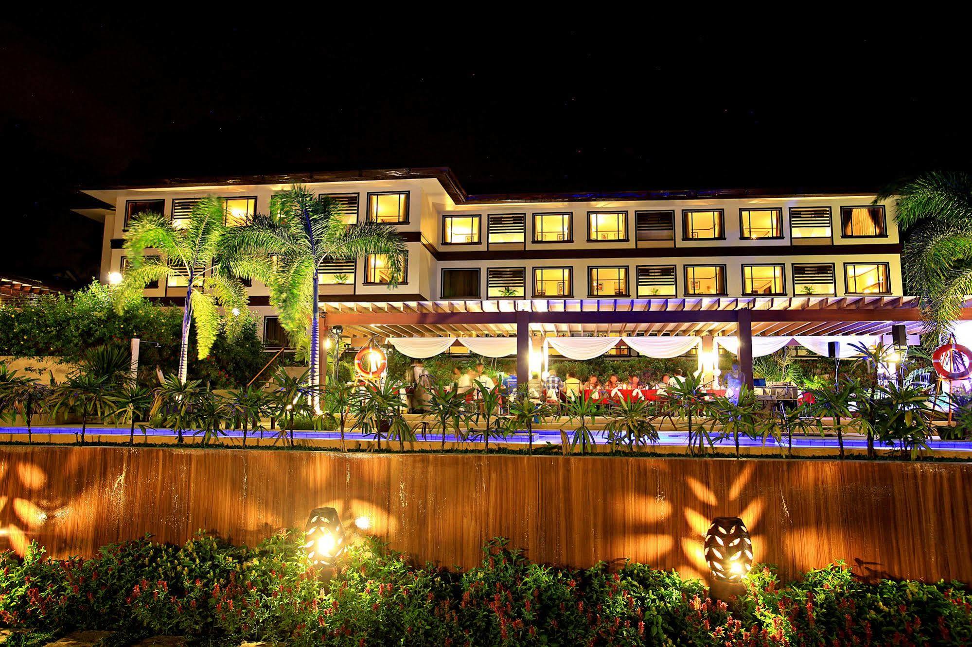 Hotel Tropika Davao Luaran gambar