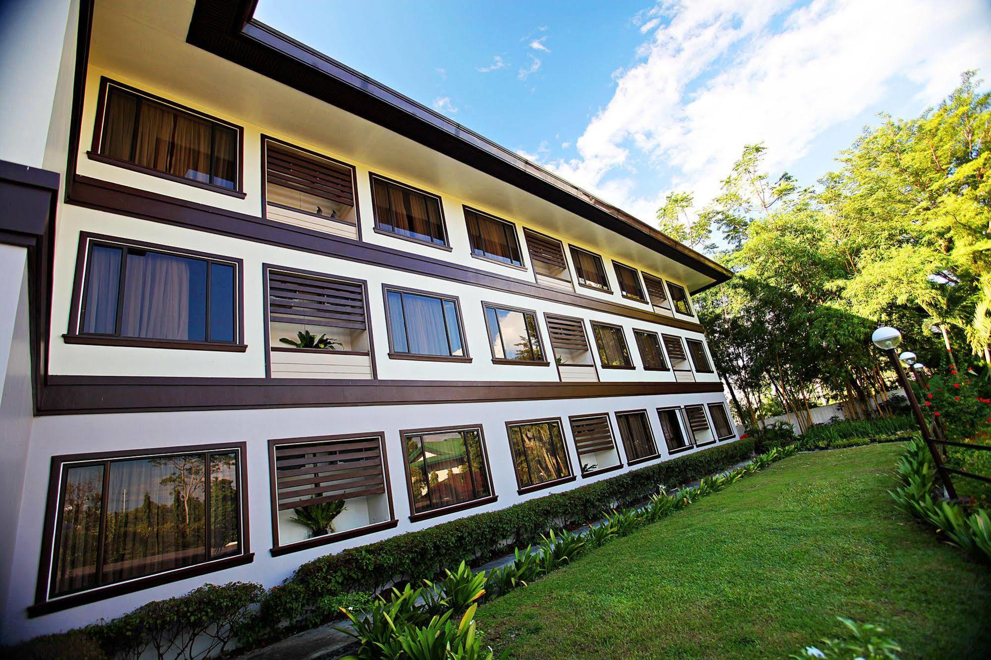 Hotel Tropika Davao Luaran gambar