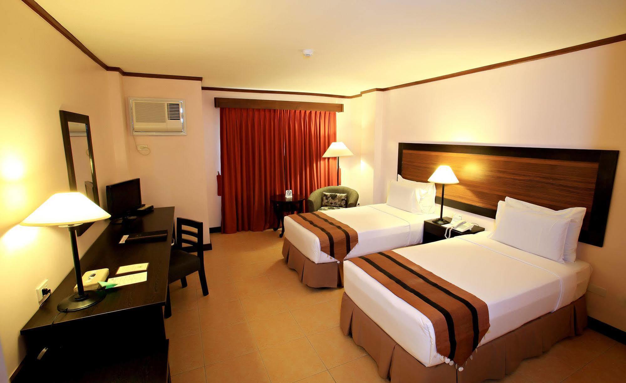 Hotel Tropika Davao Luaran gambar