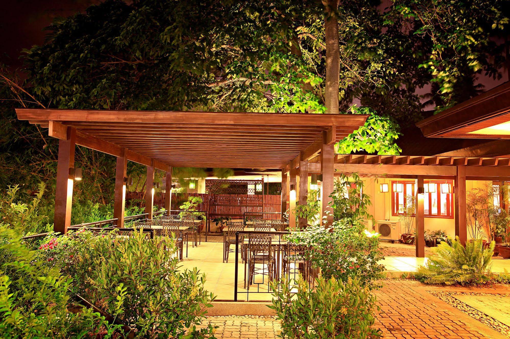 Hotel Tropika Davao Luaran gambar