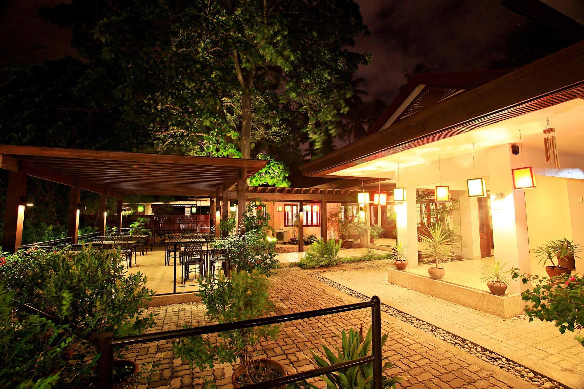Hotel Tropika Davao Luaran gambar